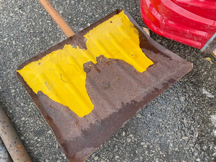 #14059-•-(2)-snow-shovels-(o4)-image-6