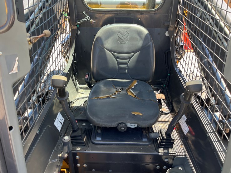 2014-new-holland-l225-image-11