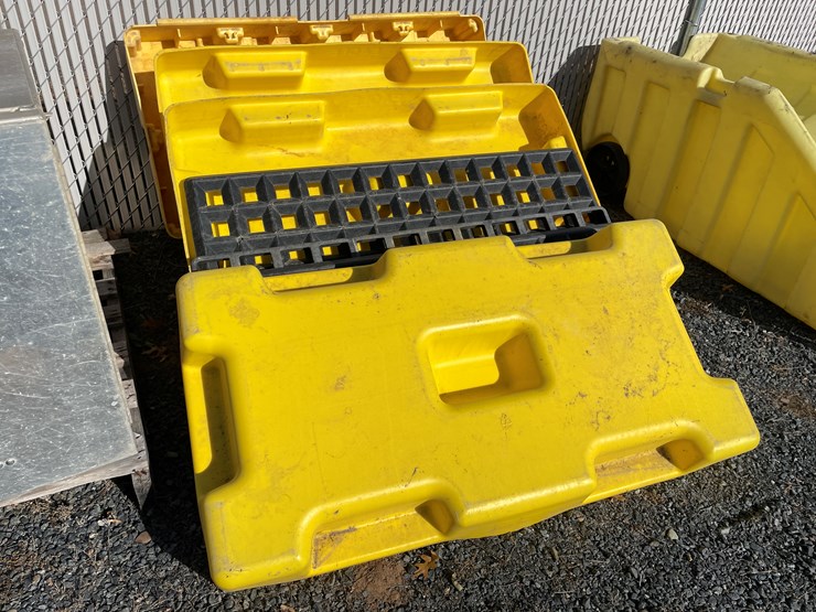 #5695-•-(4)-spill-containment-stations-image-1