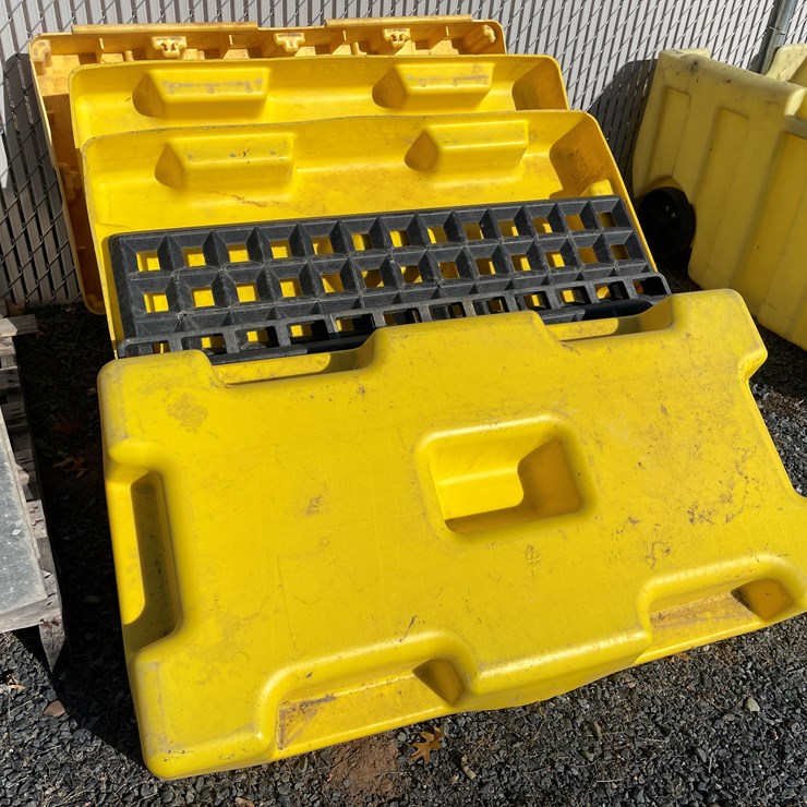 #5695 • (4) Spill Containment Stations