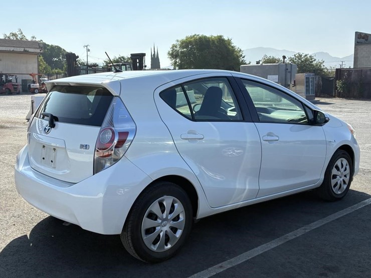2014-toyota-prius-hatchback-image-3