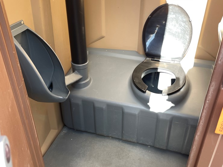 #5661-•-satellite-ind.-inc.-porta-potty-image-5