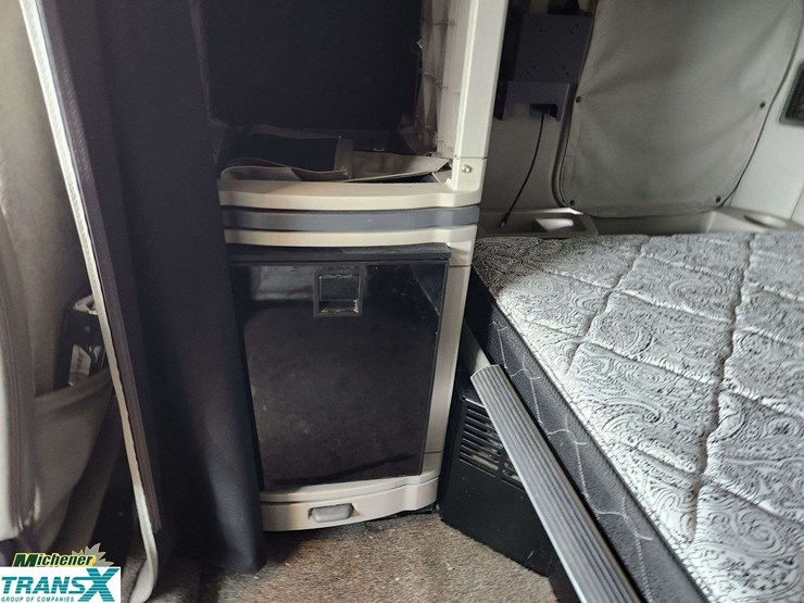 2018-peterbilt-579-image-37