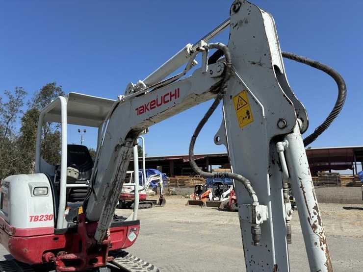 2016-takeuchi-tb230-image-7