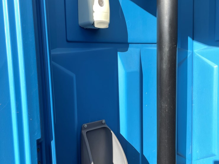 #5662-•-satellite-ind.-inc.-porta-potty-image-4