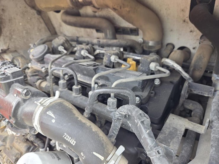 2019-bobcat-t740-image-28