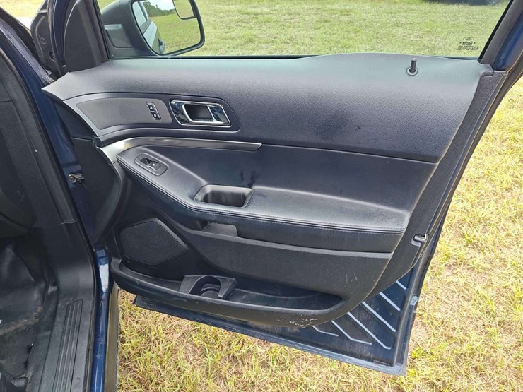 2016-ford-explorer-image-7