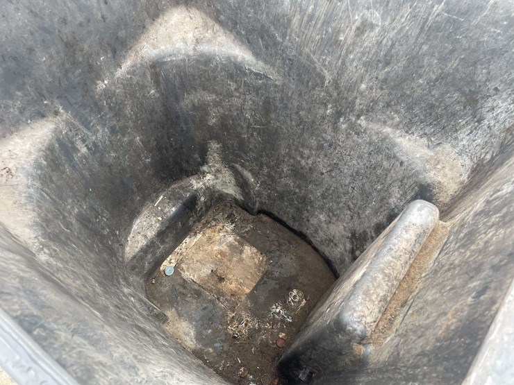 #14072-•-(2)-trash-cans-and-a-pair-of-plastic-sawhorses-(o3)-image-13