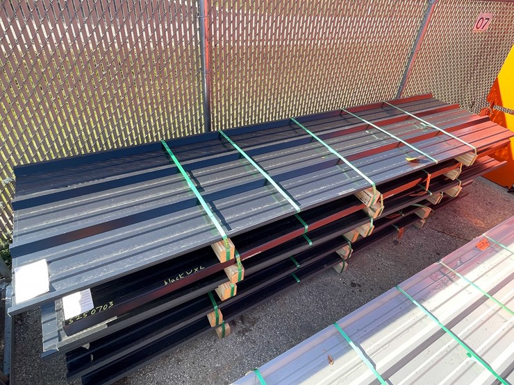 #14106-•-28-gauge-painted-r-panel-profile-steel-siding-(o6)-image-1