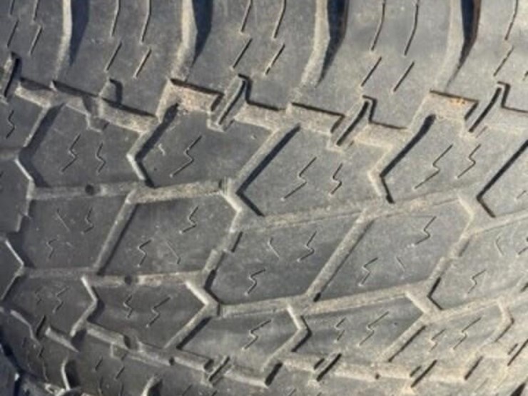2--set-of-4-tires,-1-set-rims-image-3