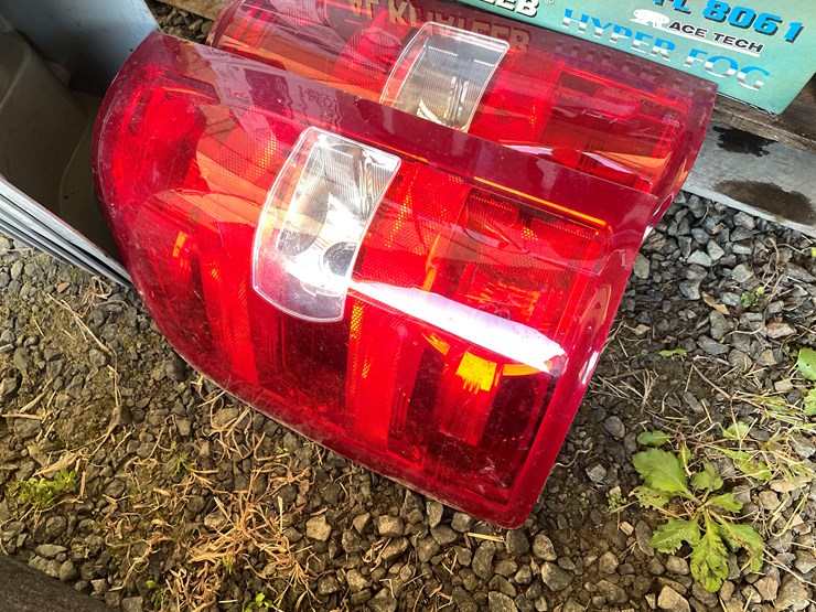 #5721-•-assorted-automotive-related-items-image-8