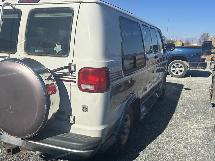 2005-dodge-ram-van-image-5