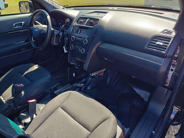 2016-ford-explorer-image-22