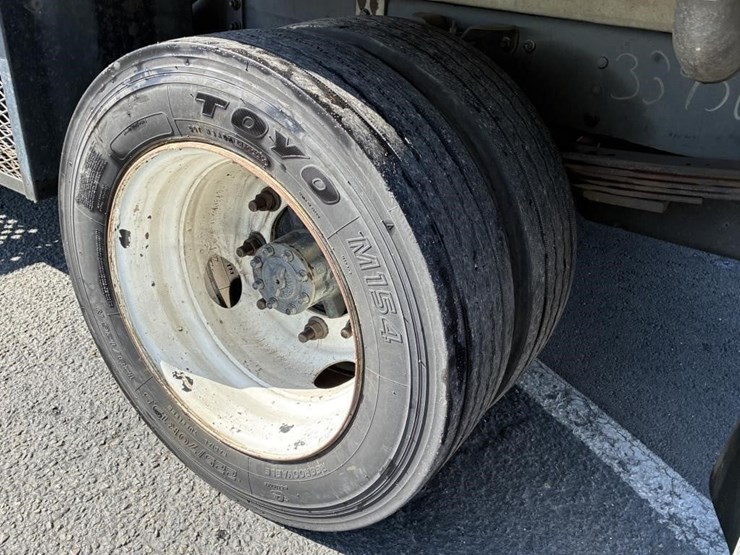 2005-chevrolet-c4500-stakebed-truck-image-8