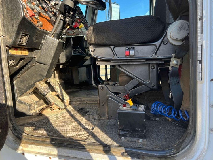 1996-peterbilt-378-image-33
