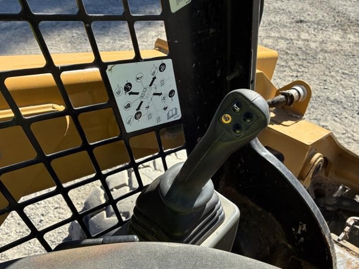 2020-caterpillar-246d3-image-15