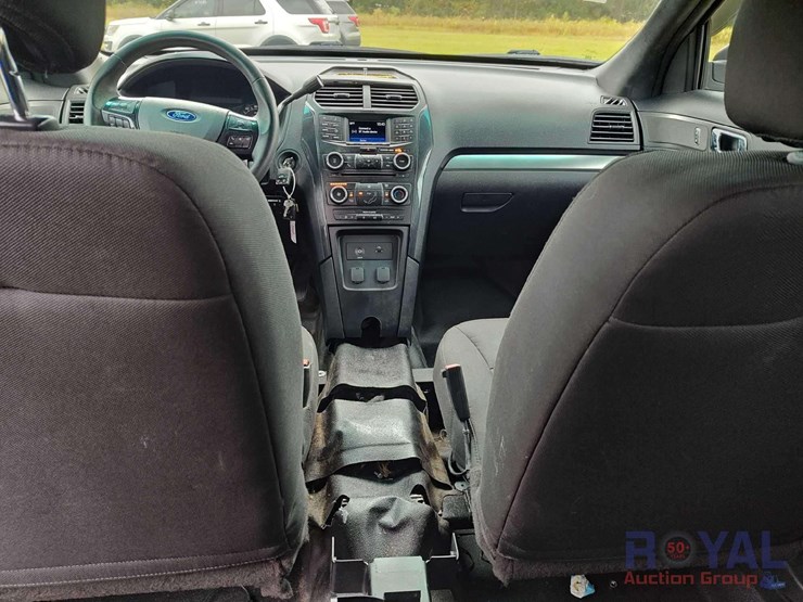 2016-ford-explorer-image-35