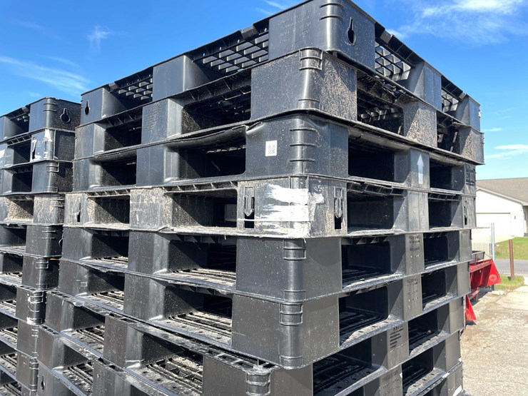 #14017-•-(40)-plastic-pallets-(o11)-image-2