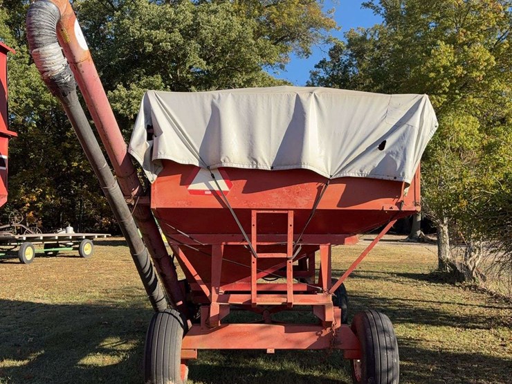 250-bushel-gravity-wagon-with-hyd.-j&m-seed-auger,-double-compartment,-double-door-image-5