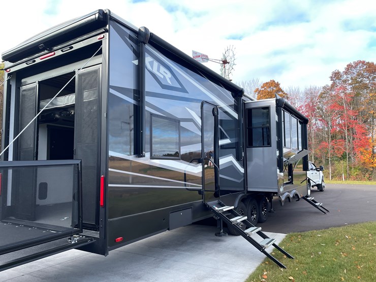 #4502-•-2025-forest-river-xlr-nitro-lux-toy-hauler-(wi-title)-image-36