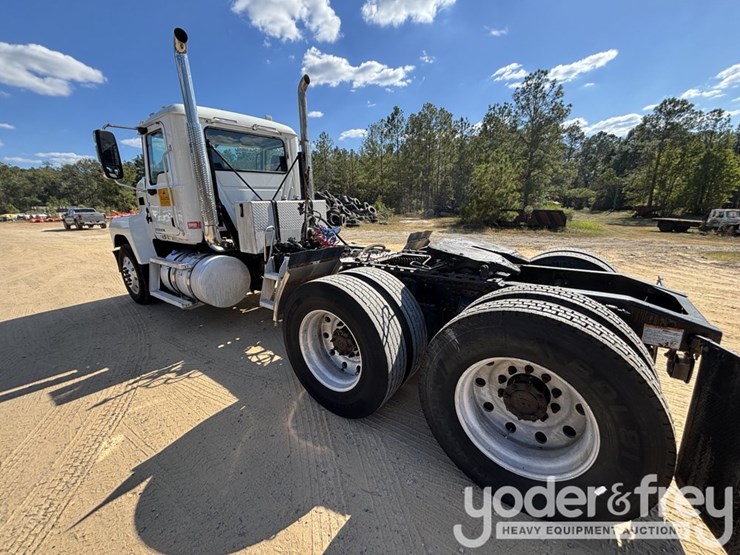 2017-mack-chu613-image-3