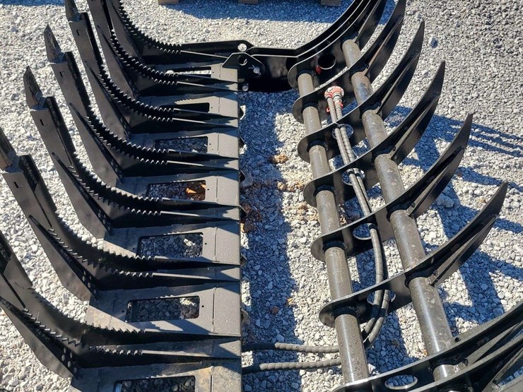 skid-steer-grapple.-72"-wide.-image-2