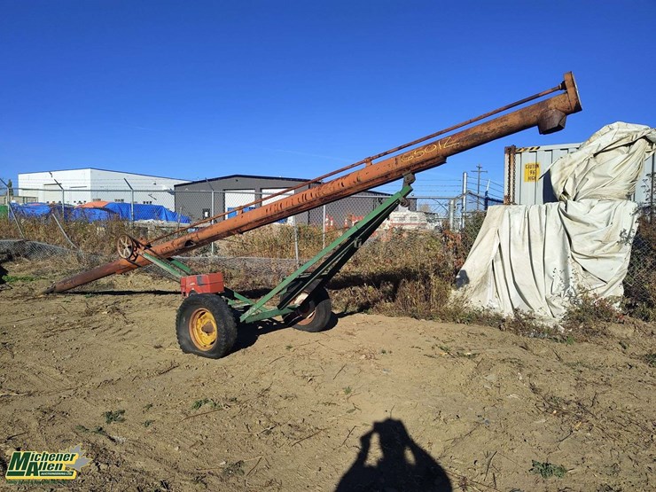 non-operable-gas-driven-mobile-grain-auger-image-2
