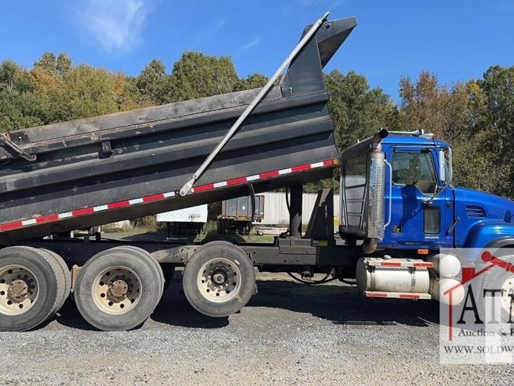 2004-mack-granite-cv713-image-2