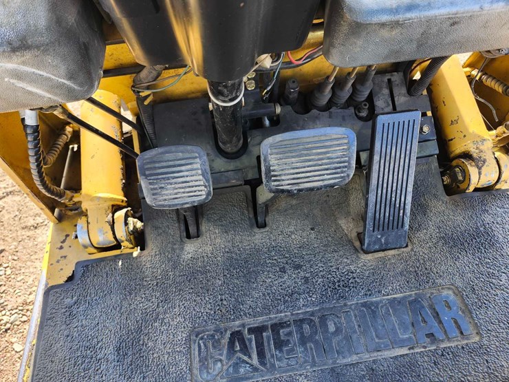 caterpillar-30-warehouse-forklift-image-12