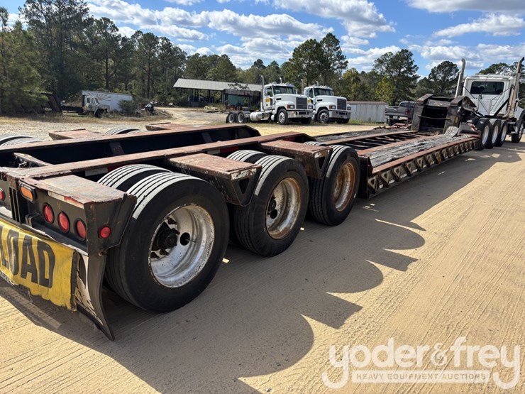 trailking-advantage-series-tri-axle-lowboy-image-5