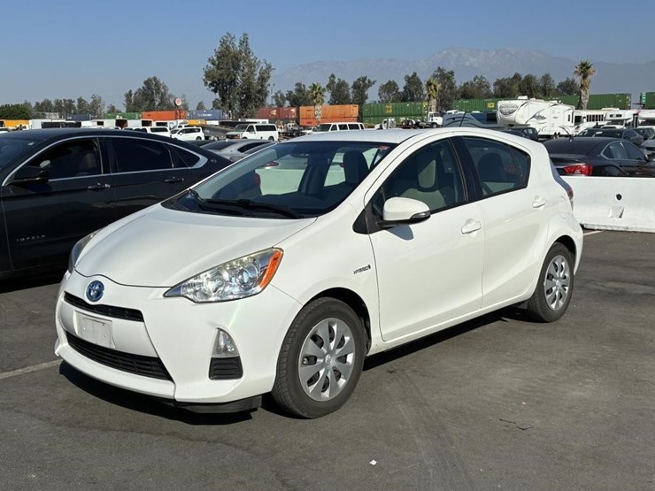 2014-toyota-prius-hatchback-image-1