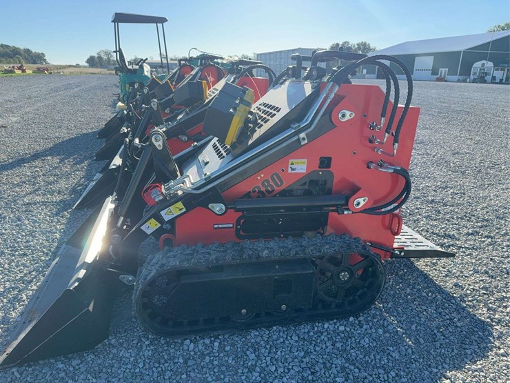future-ft380r-skid-steer-loader---23hp,-660lbs-operating-load,-0.15m³-bucket-image-1