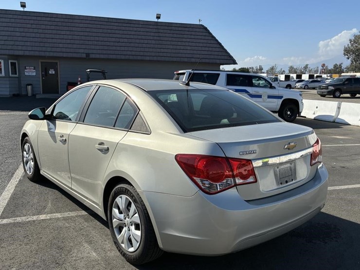2014-chevrolet-cruze-sedan-image-4