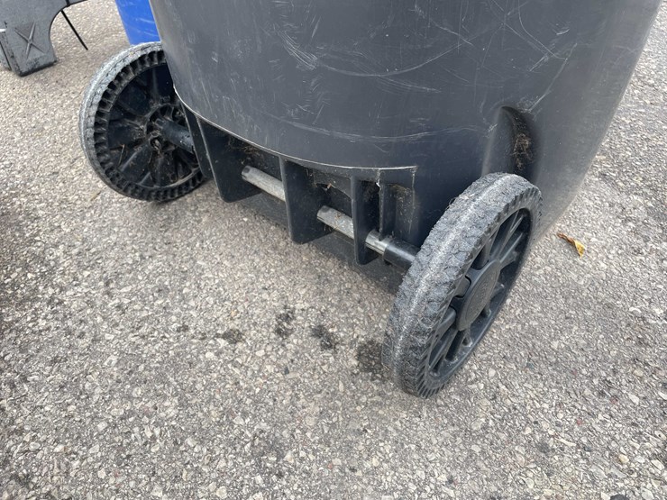 #14072-•-(2)-trash-cans-and-a-pair-of-plastic-sawhorses-(o3)-image-11