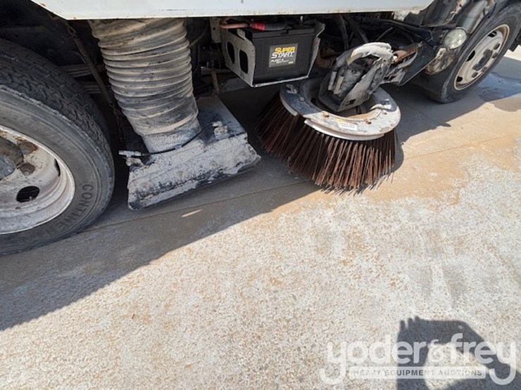 2014-isuzu-nqr-image-20