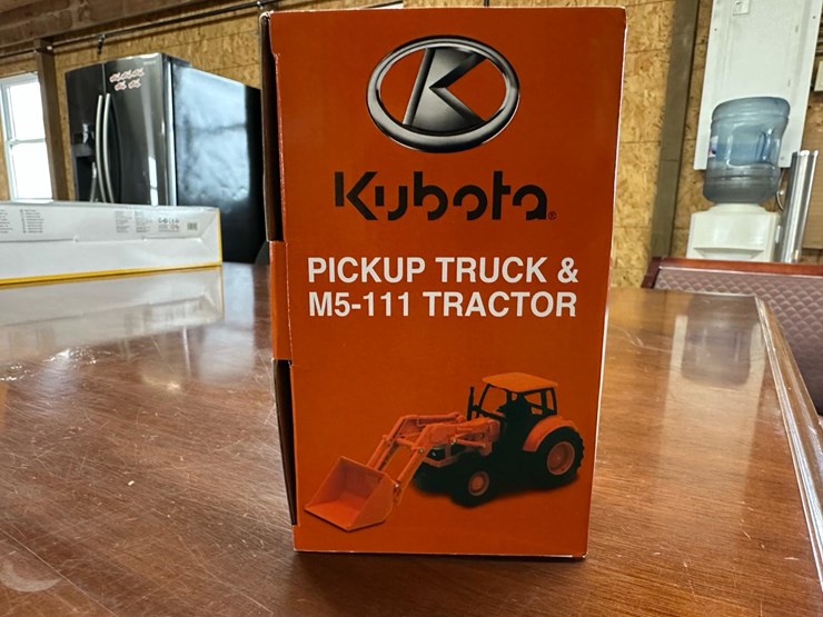 #90b-•-pickup-truck-&-m5111-tractor-toy-image-3