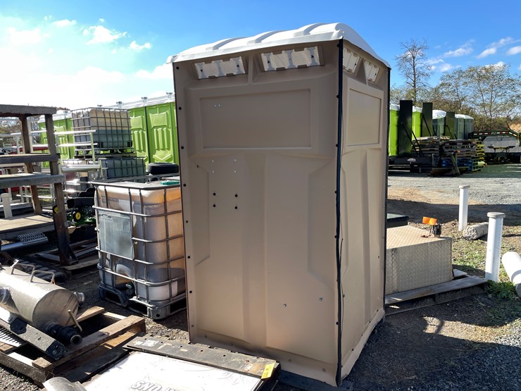 #5661-•-satellite-ind.-inc.-porta-potty-image-2