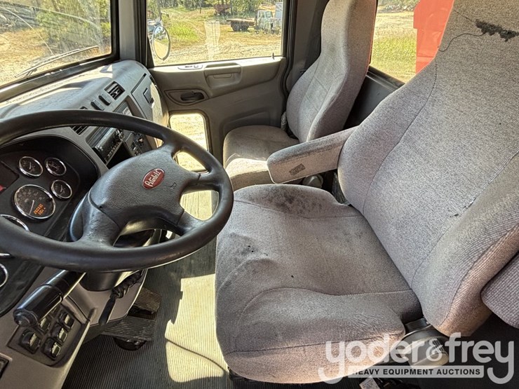 2020-peterbilt-348-image-10