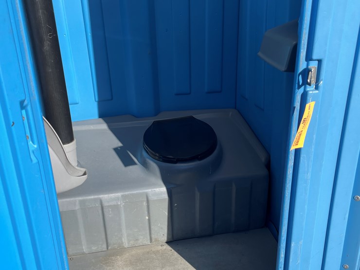 #5663-•-satellite-ind.-inc.-porta-potty-image-2
