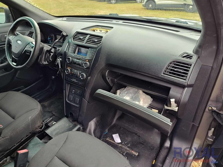 2016-ford-explorer-image-40