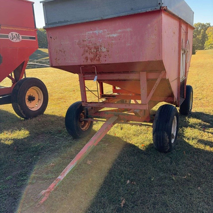 200 Bushel Gravity Wagon on John Deere Gear