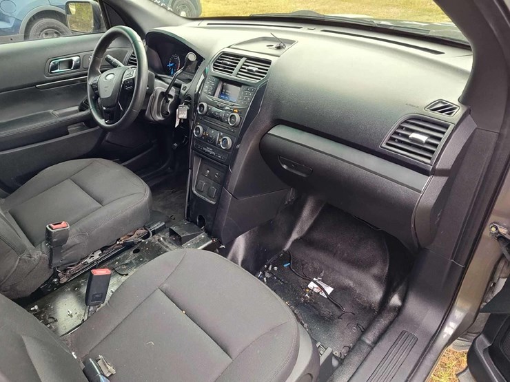 2016-ford-explorer-image-21