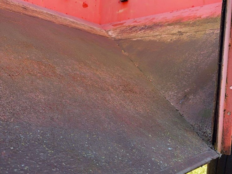 200-bushel-gravity-wagon-on-john-deere-gear-image-7