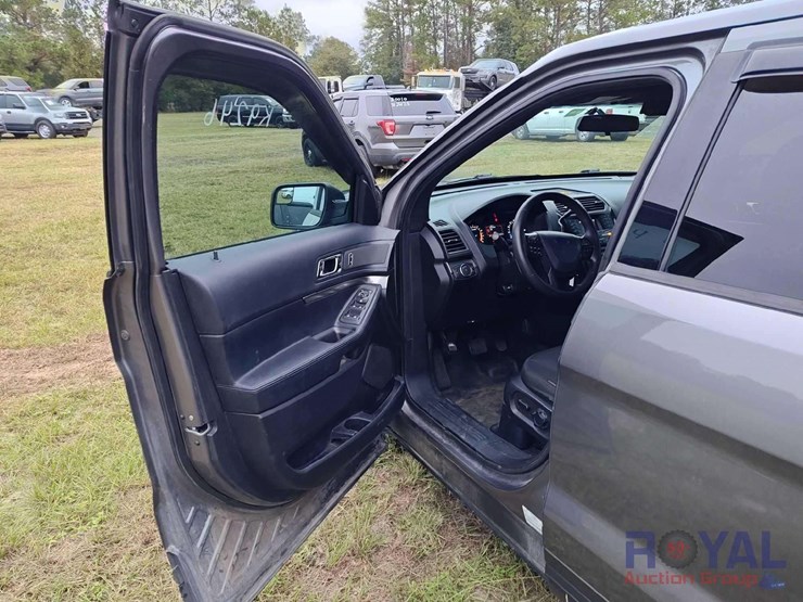 2016-ford-explorer-image-11