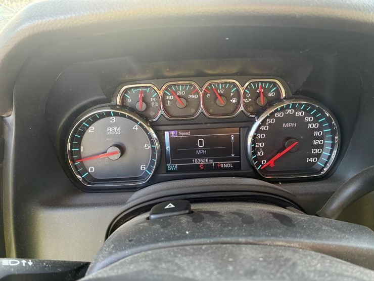 2019-chevrolet-suburban-image-22