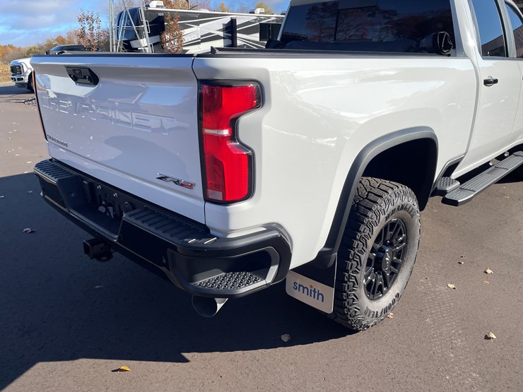 2025-chevrolet-silverado-image-39