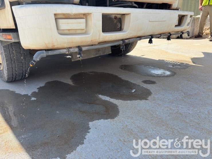 2014-isuzu-nqr-image-21