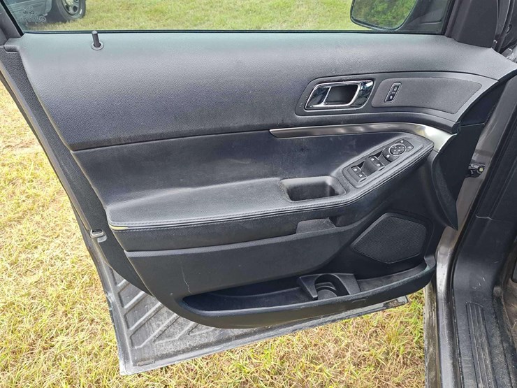 2016-ford-explorer-image-18