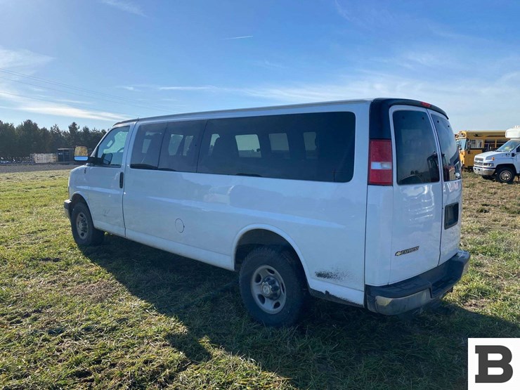 2017-chevrolet-express-3500-image-2