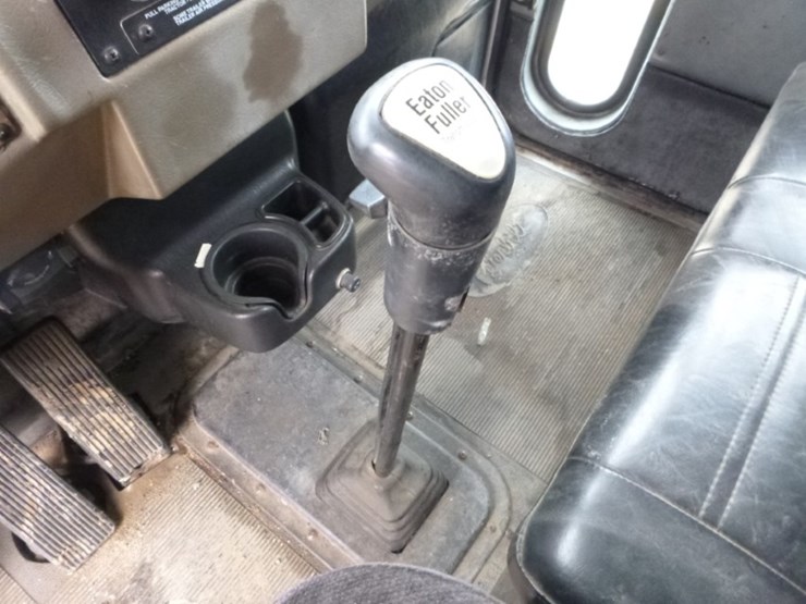 peterbilt-330-image-11